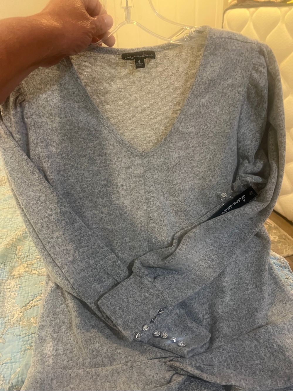 Allison Andrew ladies V-Neck Twist Hem top size small